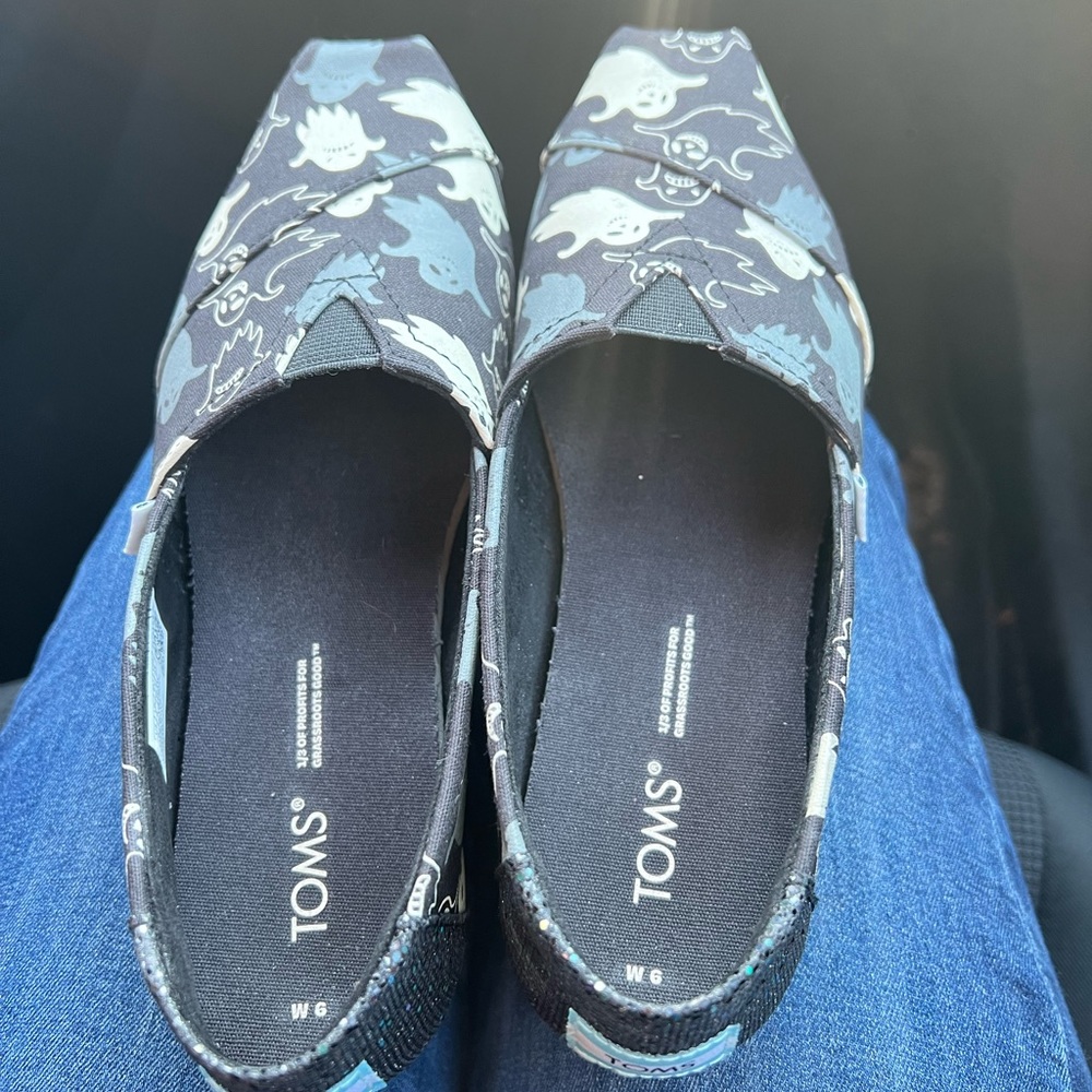 TOMS Glow in the dark ghost